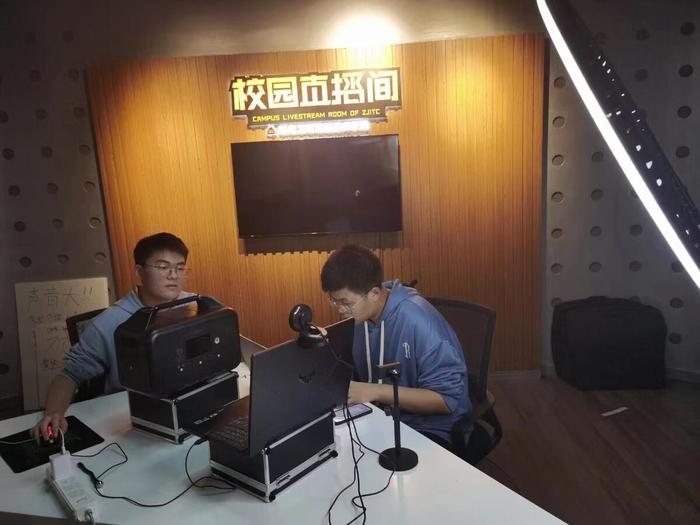 图:浙江工贸职业技术学院的大二学生沈俊余成为跨境主播