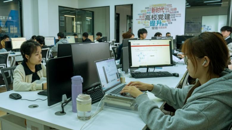 点击图片翻到下一页>> 浙江工贸职业技术学院人工智能学院“四色花开”别样红