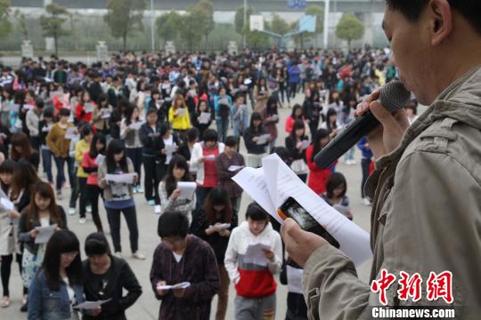 武汉一高校规定晨练读《道德经》跳集体舞引热议